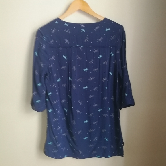 3/30$ REITMANS Blue Dragonflies V Neck Button Front Blouse Size Medium - Picture 14 of 14